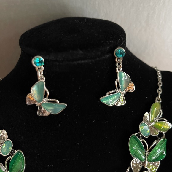 BEAUTIFUL Butterfly necklace w/matching earrings, available in multiple colors! - Picture 6 of 10